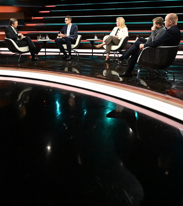 Markus Lanz diskutiert mit seinen Gästen heute (von links nach rechts): Sepp Müller, Eva Quadbeck, Julius Betschka und Justus Bender