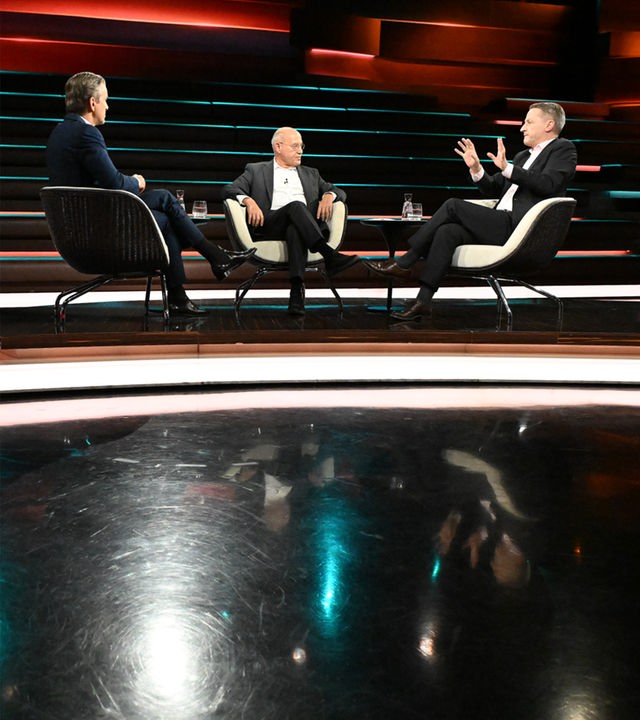 Markus Lanz diskutiert mit seinen Gästen heute (von links nach rechts): Gregor Gysi und Nikolaus Blome.