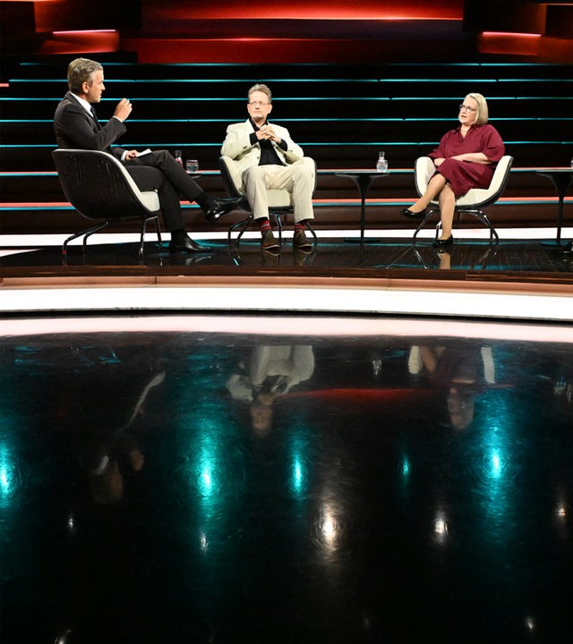Markus Lanz diskutiert mit seinen Gästen heute (von links nach rechts): Kai Ambos (Völkerrechtler), Heike Krieger (Rechtswissenschaftlerin) und Matthias Herdegen (Jurist)