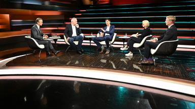 Markus Lanz diskutiert mit seinen Gästen heute (von links nach rechts): Jan van Aken, Martin Hikel, Monika Schnitzer, Gordon Repinski.