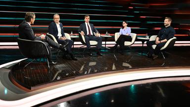 Markus Lanz diskutiert mit seinen Gästen (von links nach rechts): Georg Maier, Bernd Baumann, Annika Leister (dazugeschaltet), Anne Hähnig, Alexander Thiele.