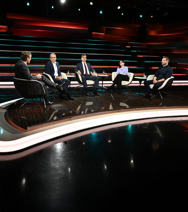 Markus Lanz diskutiert mit seinen Gästen (von links nach rechts): Georg Maier, Bernd Baumann, Annika Leister (dazugeschaltet), Anne Hähnig, Alexander Thiele.