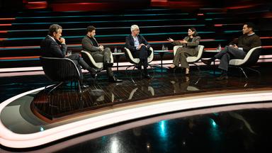 Markus Lanz diskutiert mit seinen Gästen (von links nach rechts): Felix Banaszak, Mathias Middelberg, Karina Mößbauer, Sascha Chaimowicz