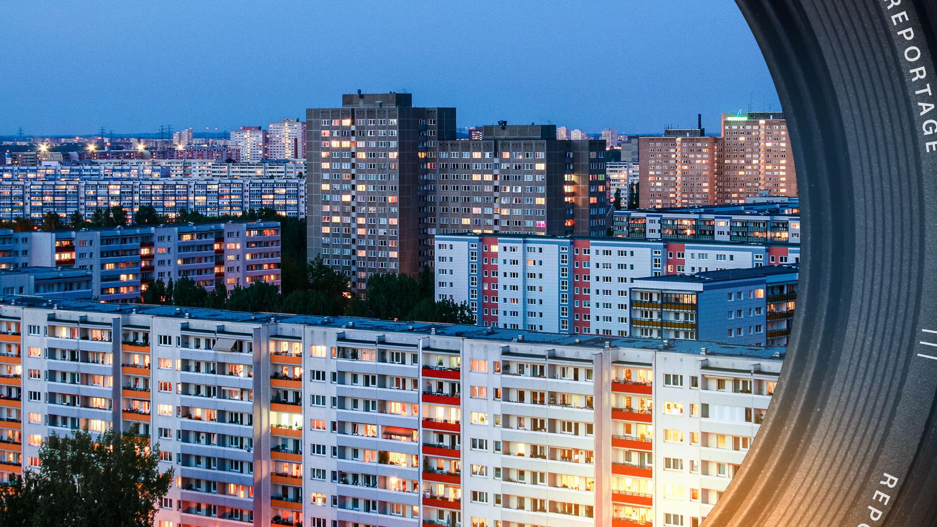Man sieht auf dem Bild mehrere Plattenbauten.