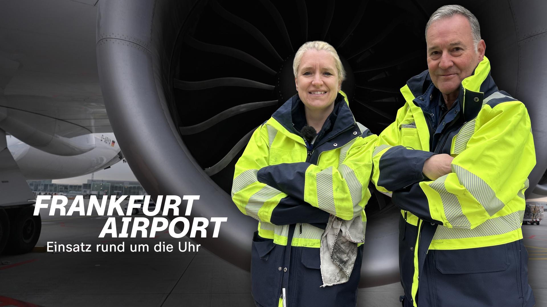 Ein Flugzeugmechaniker und eine Flugzeugmechanikerin stehen in knallgelben Jacken vor einer Turbine eines Jumbojets. Ihre Arme sind verschränkt und sie blicken selbstbewusst in die Kamera.