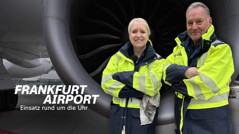 Ein Flugzeugmechaniker und eine Flugzeugmechanikerin stehen in knallgelben Jacken vor einer Turbine eines Jumbojets. Ihre Arme sind verschränkt und sie blicken selbstbewusst in die Kamera.