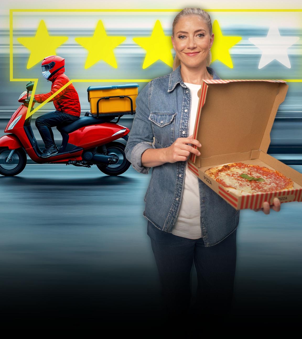 Pia Osterhaus steht in einer Großküche und hält eine fertige Pizza im Karton in der Hand. Sie schaut lächelnd in die Kamera. Im Hintergrund Im Hintergrund fährt ein Mopedfahrer mit Lieferung.  