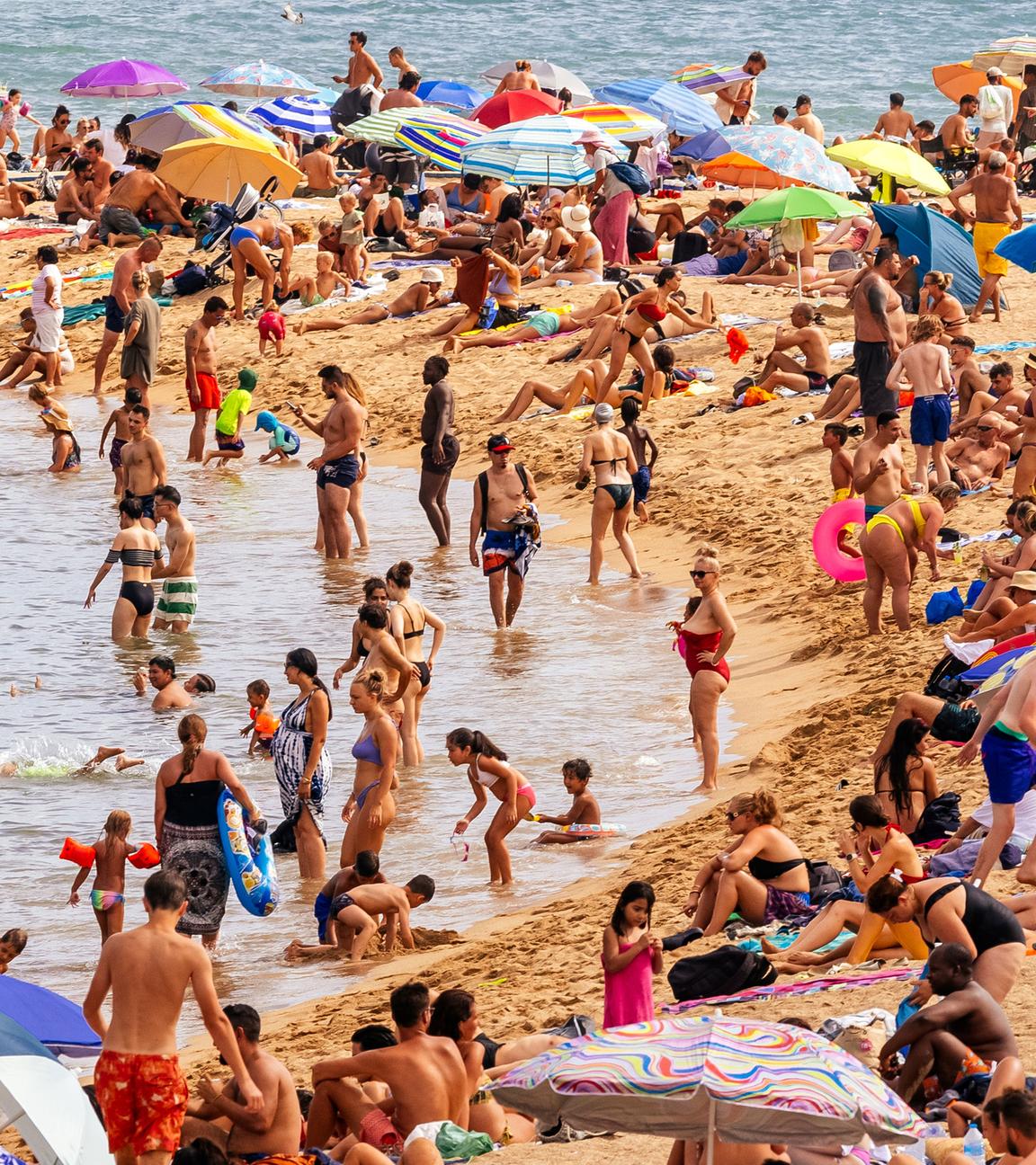 Überfüllter Strand in Barcelona