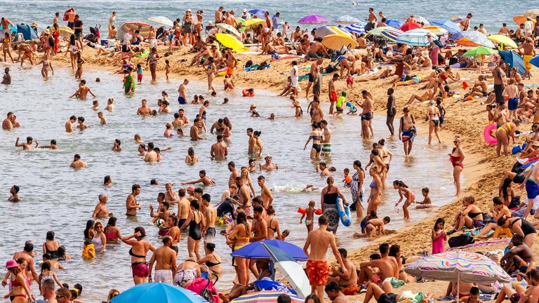 Überfüllter Strand in Barcelona