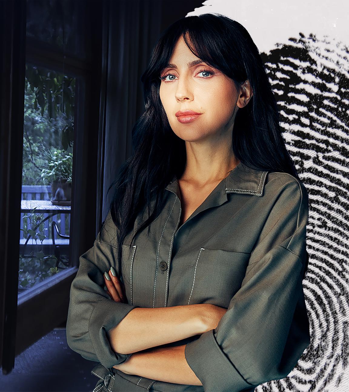 Collage: Paulina Krasa rechts, ein Mann, von hinten zu sehen, steht auf einer Terrasse links