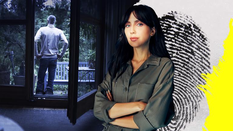 Collage: Paulina Krasa rechts, ein Mann, von hinten zu sehen, steht auf einer Terrasse links