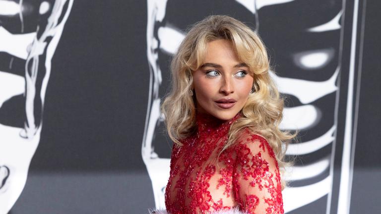 Sabrina Carpenter steht  vor einem schwarz-weißem Hintergrund  bei der Verleihung der MTV Video Music Awards 2025 in der UBS Arena in New York.