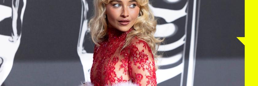 Sabrina Carpenter steht  vor einem schwarz-weißem Hintergrund  bei der Verleihung der MTV Video Music Awards 2025 in der UBS Arena in New York.