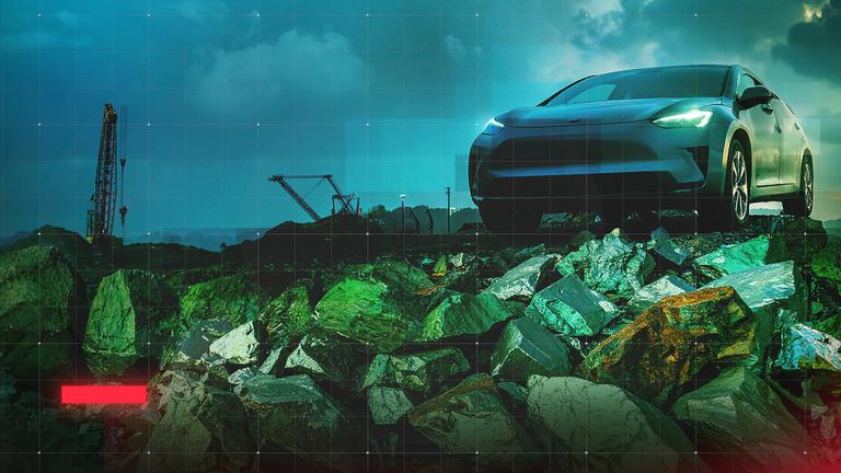 E-Auto auf einem grünlich schimmernden Berg von Nickel, im Hintergrund Nickel-Mine in Indonesien