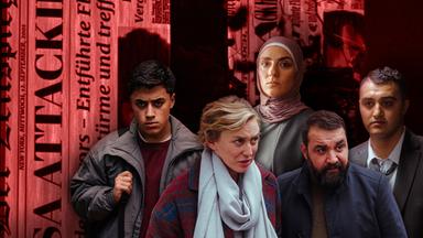 Im Vordergrund: Karla (Franziska Machens) und Eren (Sahin Eryilmaz) ; im Hintergrund von links: Ahmad (Rasmi Mohammed Nasrallah), Sahra (Seyneb Saleh), Can (Mücahit Altun)