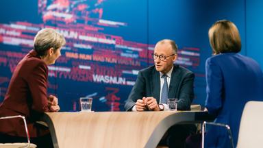 Sendung vom 06.05.2026: Anne Gellinek, Friedrich Merz, Bettina Schausten während des Gesprächs am Tisch im Fernsehstudio.