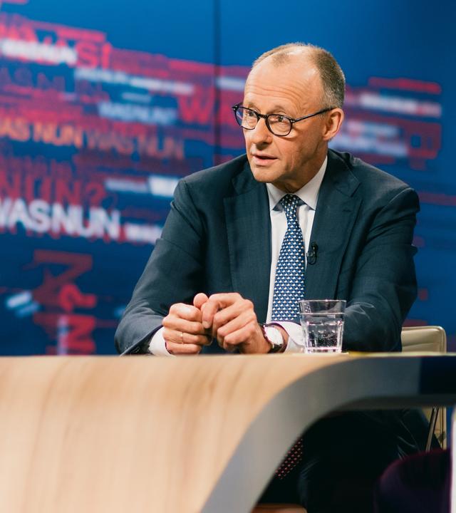 Sendung vom 06.05.2026: Anne Gellinek, Friedrich Merz, Bettina Schausten während des Gesprächs am Tisch im Fernsehstudio.