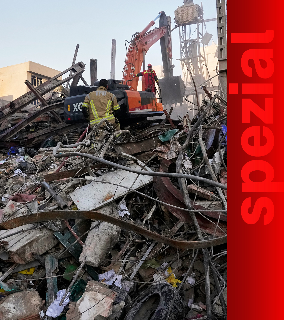 Mitarbeiter des Zivilschutzes begutachten die Trümmer einer Polizeistation, nachdem diese im Rahmen der gemeinsamen Militäraktion der USA und Israels in Teheran, Iran, am Montag, dem 2. März 2026, getroffen wurde.