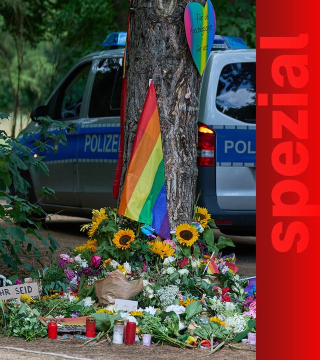 Im Berliner Tiergarten liegen Blumen und Beileidsbekundungen an einem der Tatorte im Berliner Tiergarten, zwei Tage nach dem Anschlag. 