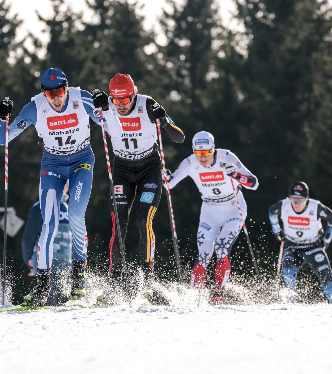 Im FIS Nordic Combined World Cup 2025/26 in Oberhof sind Ilkka Herola (FIN), Johannes Rydzek (GER), Einar Luraas Oftebro (NOR) und Kristjan Ilves (EST) gerade im Rennen in Aktion