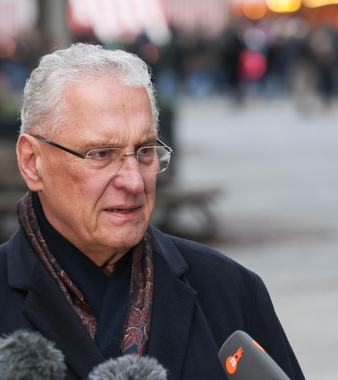 Bayerns Innenminister Joachim Herrmann (CSU) Spricht mit Journalisten. Er äußerte sich zur Festnahme mehrerer Männer in Niederbayern, die mit einem Fahrzeug einen Anschlag auf einen Weihnachtsmarkt geplant haben sollen.