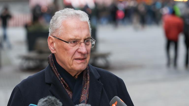 Bayerns Innenminister Joachim Herrmann (CSU) Spricht mit Journalisten. Er äußerte sich zur Festnahme mehrerer Männer in Niederbayern, die mit einem Fahrzeug einen Anschlag auf einen Weihnachtsmarkt geplant haben sollen.