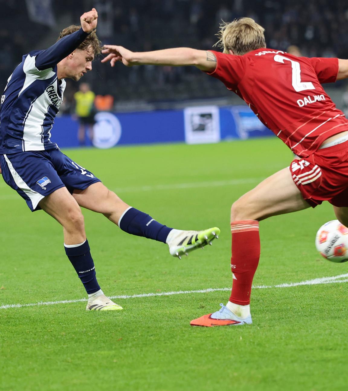 Maurice Krattenmacher (Hertha BSC) schießt den Ball und erzielt ein Tor gegen Fortuna Düsseldorf.