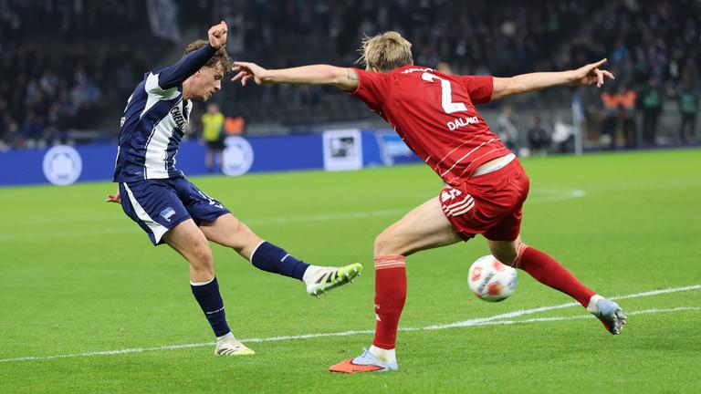 Maurice Krattenmacher (Hertha BSC) schießt den Ball und erzielt ein Tor gegen Fortuna Düsseldorf.