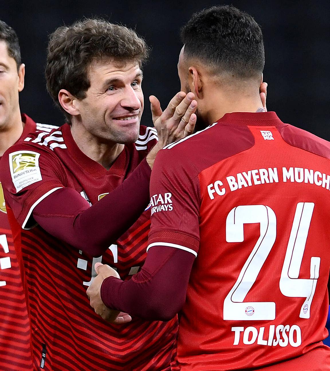 orjubel zum 0:1 durch Corentin Tolisso (München) mit Robert Lewandowski (München) und Thomas Müller (München) am 23.01.2022 in Berlin.