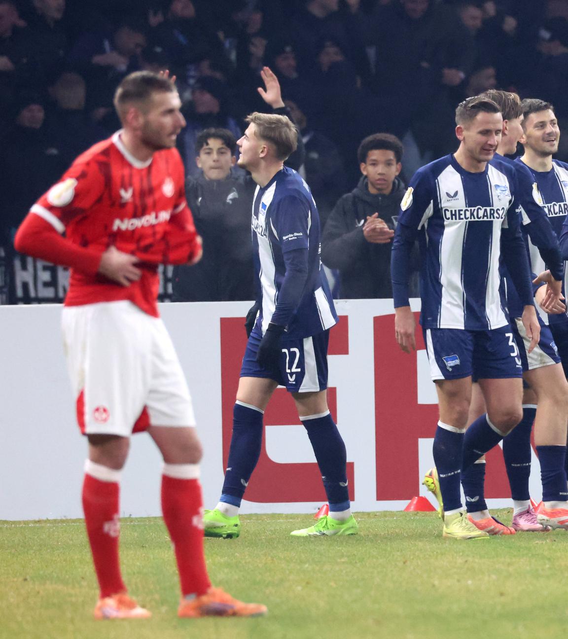 Kennet Eichhorn (Hertha BSC Berlin U23) und die anderen Spieler sind auf dem Platz.