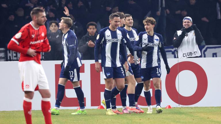 Kennet Eichhorn (Hertha BSC Berlin U23) und die anderen Spieler sind auf dem Platz.