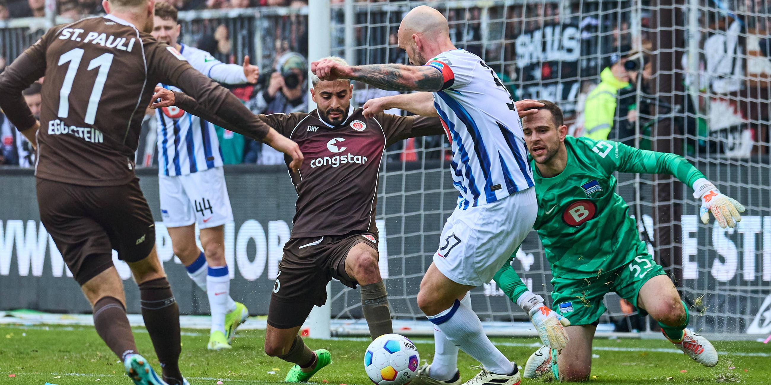 Brenzliche Situation vor dem Tor von Hertha BSC. 