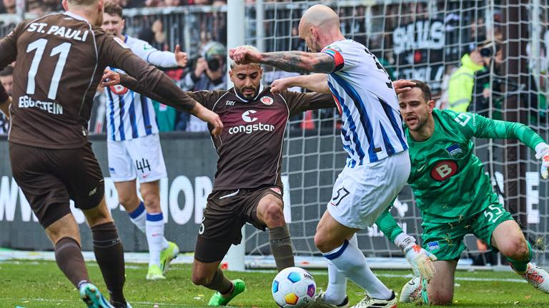 Brenzliche Situation vor dem Tor von Hertha BSC. 