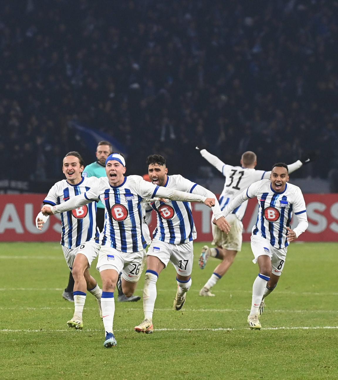 Spieler von hertha BSC jubeln nach dem Sieg im Elfmeterschießen