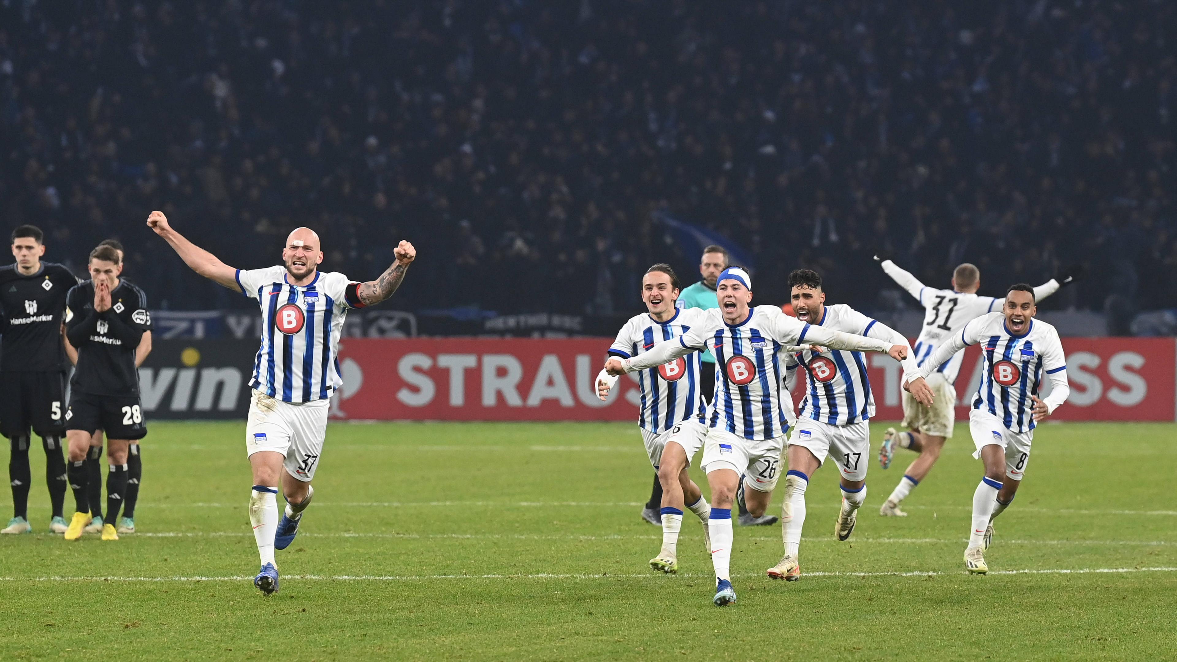 Spieler von hertha BSC jubeln nach dem Sieg im Elfmeterschießen