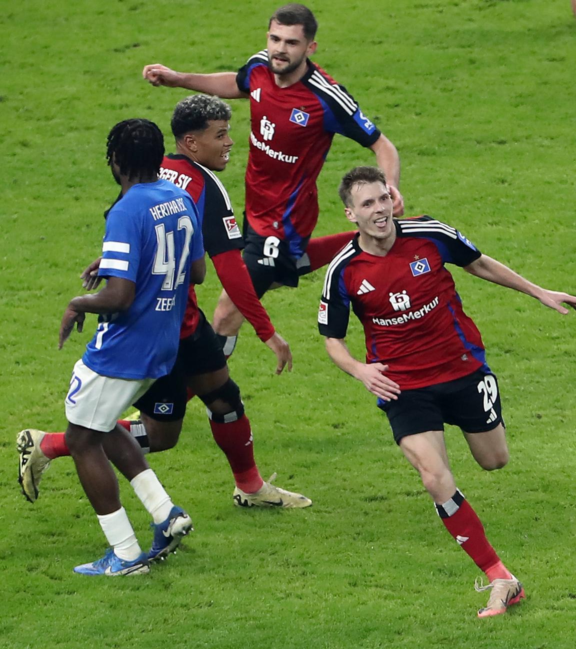 Emir Sahiti jubelt nach dem 2:3.
