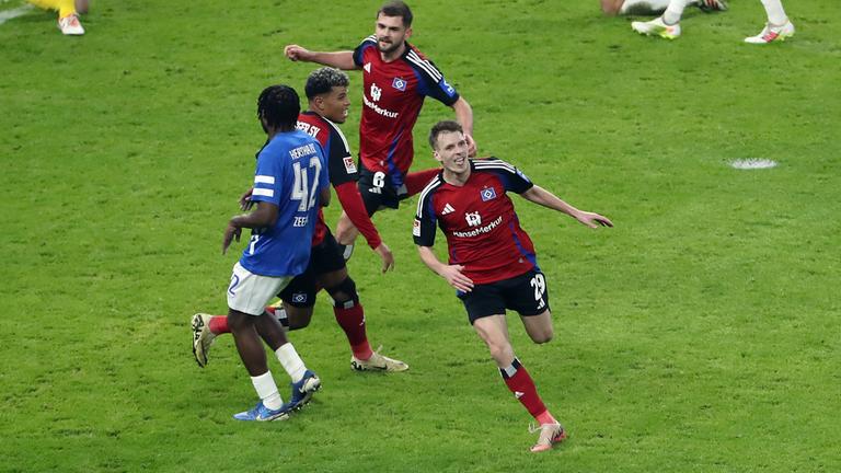 Emir Sahiti jubelt nach dem 2:3.