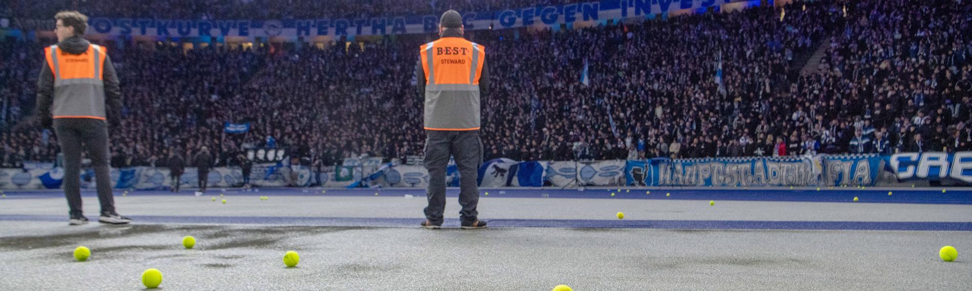 Fußball: Fan-Protest beim Spiel Hertha BSC - Hamburger SV.