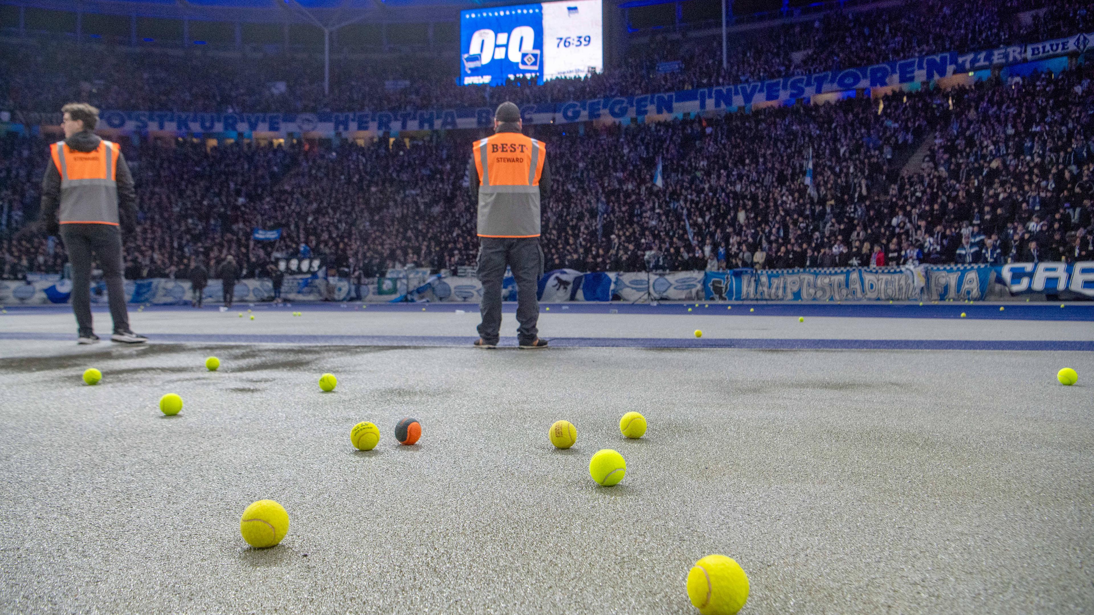 Fußball: Fan-Protest beim Spiel Hertha BSC - Hamburger SV.