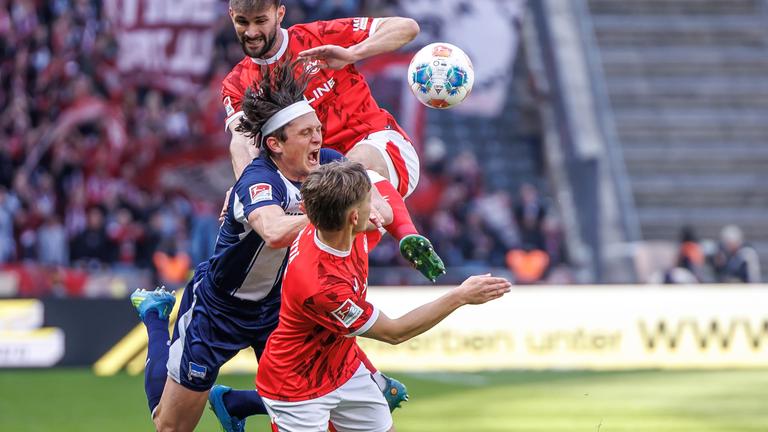 Fabian Reese kämpft am 11.04.2026 in Berlin gegen Simon Asta und Naatan Skyttä um den Ball. 
