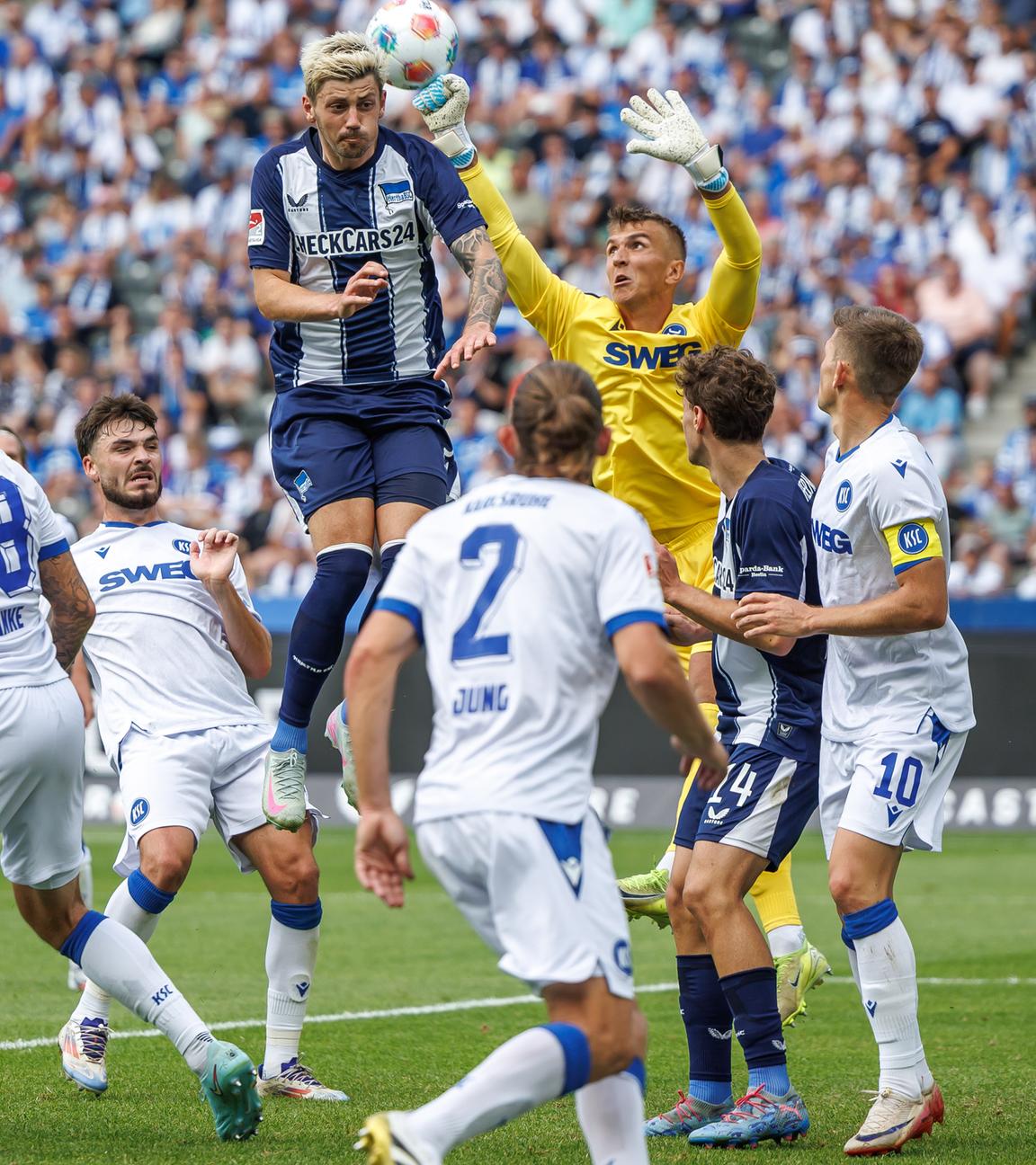 Herthas Dawid Kownacki und Karlsruhes Torwart Hans Christian Bernat kämpfen um den Ball.