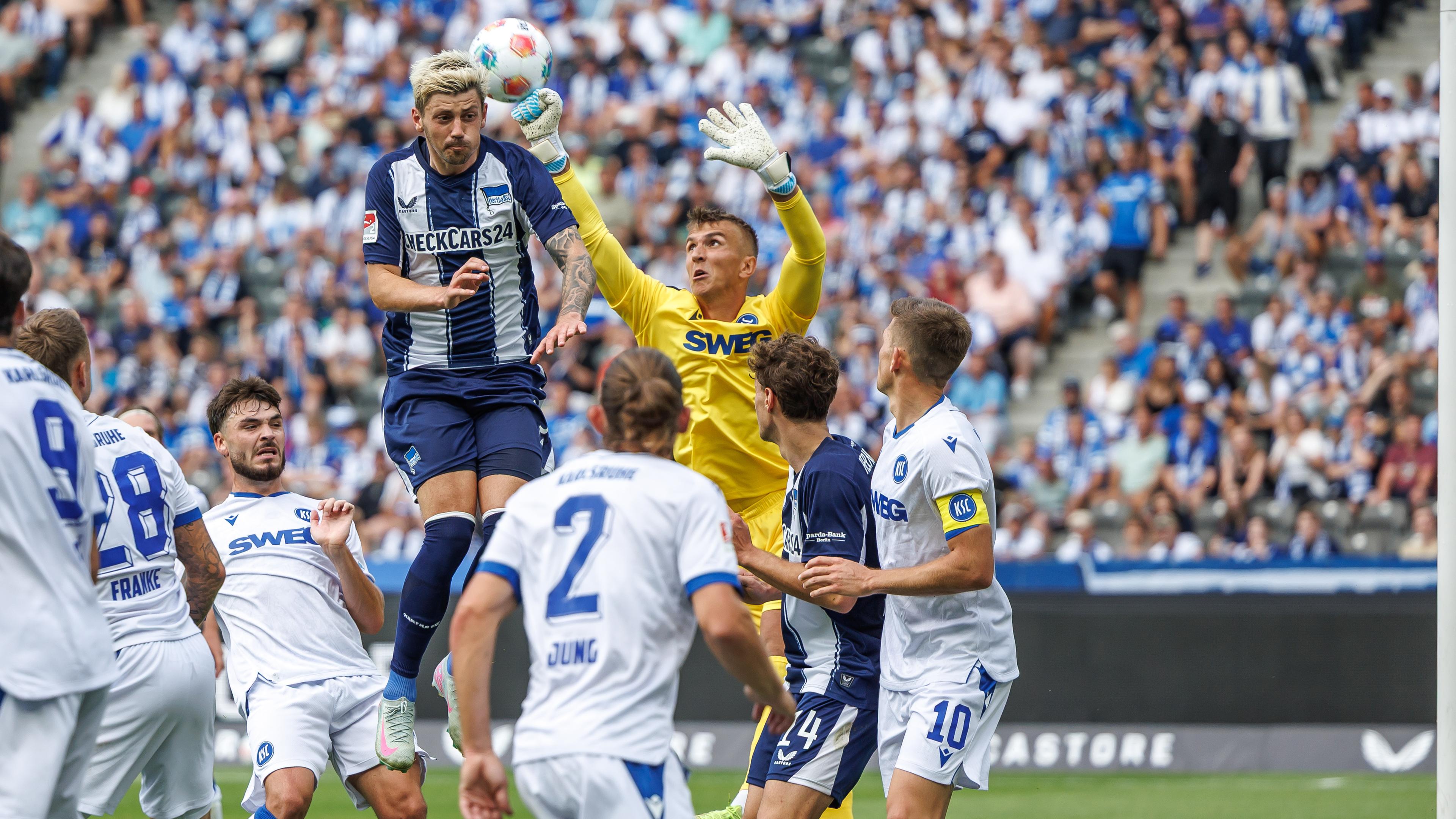 Herthas Dawid Kownacki und Karlsruhes Torwart Hans Christian Bernat kämpfen um den Ball.