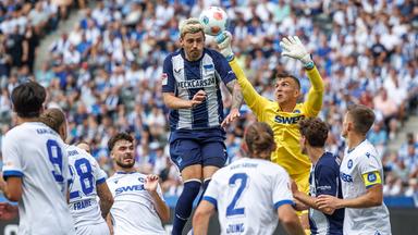 Herthas Dawid Kownacki und Karlsruhes Torwart Hans Christian Bernat kämpfen um den Ball.