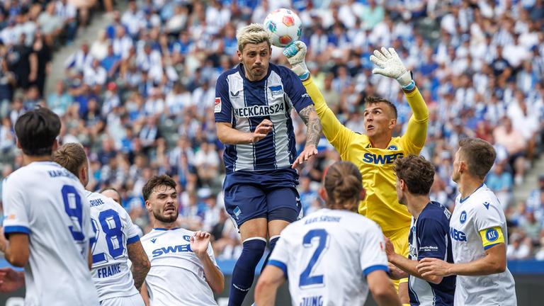 Herthas Dawid Kownacki und Karlsruhes Torwart Hans Christian Bernat kämpfen um den Ball.