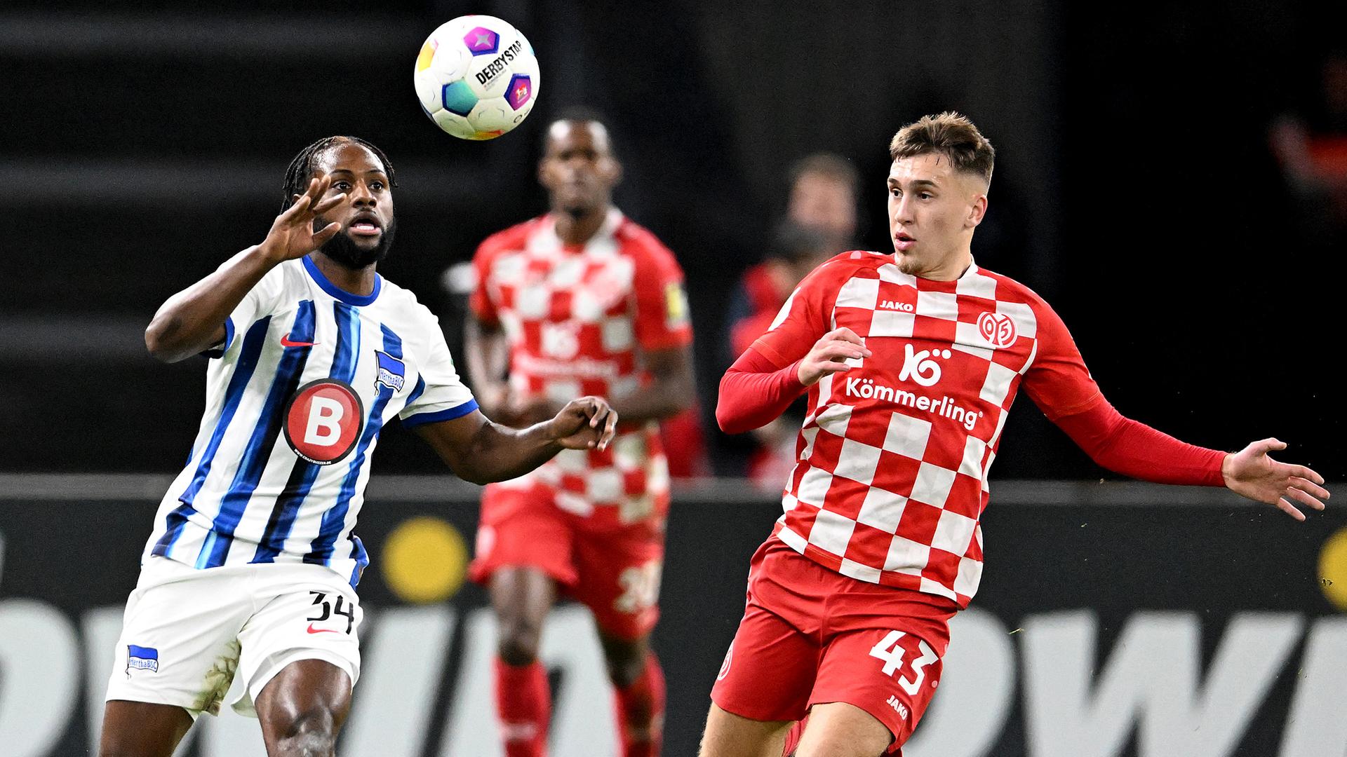  Herthas Deyovaisio Zeefuik (l) gegen Brajan Gruda von Mainz (r) am 01.11.2023.