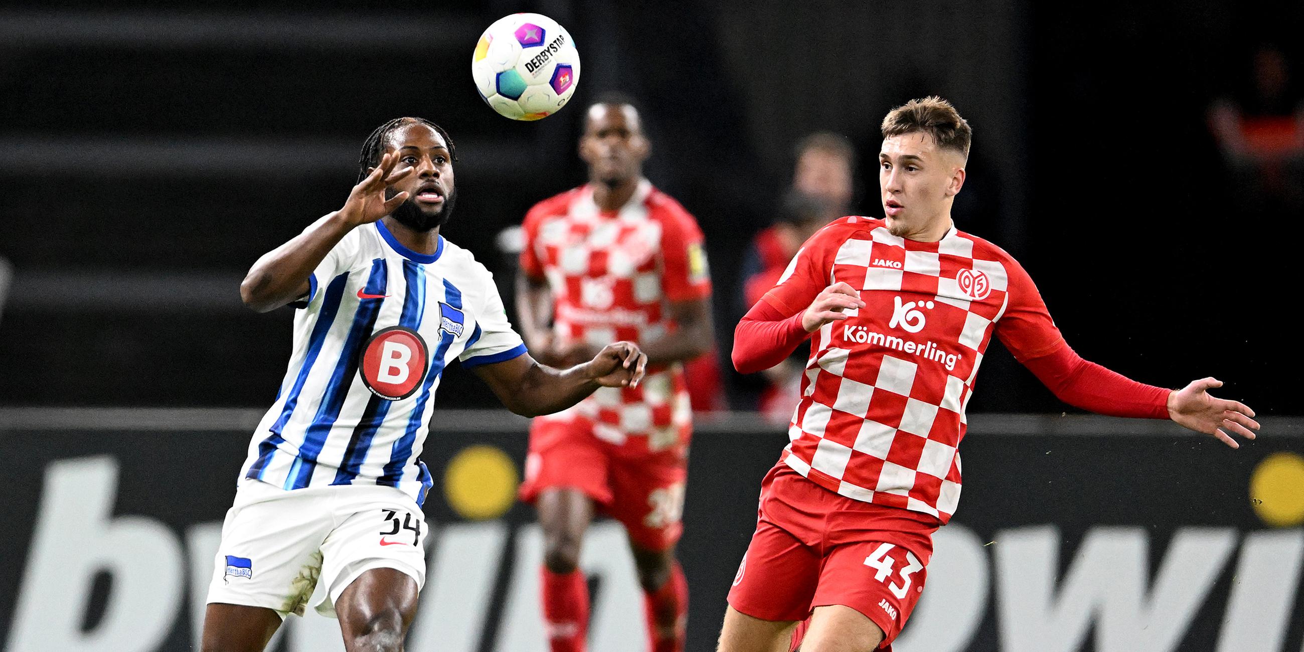  Herthas Deyovaisio Zeefuik (l) gegen Brajan Gruda von Mainz (r) am 01.11.2023.