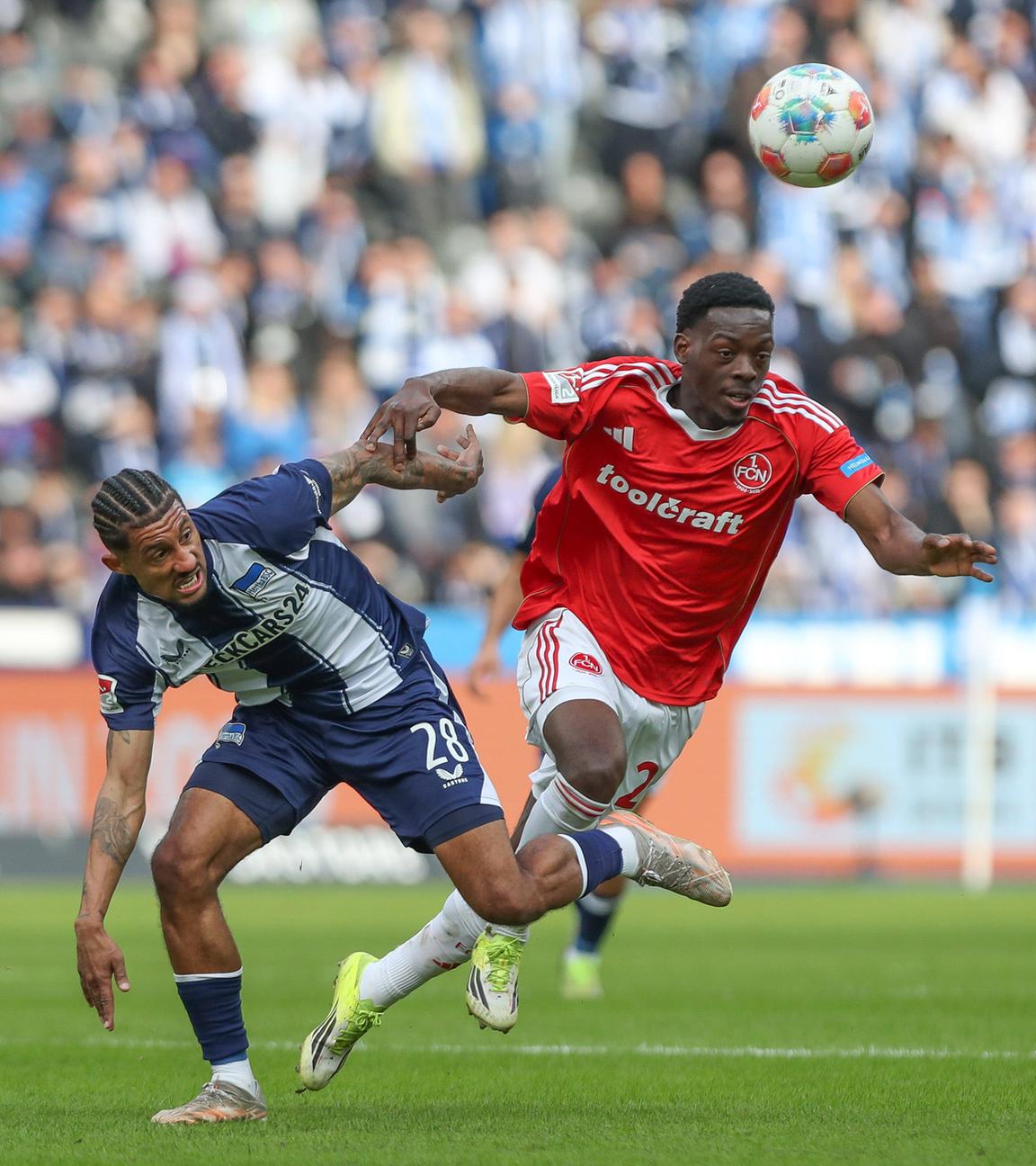 Jeremy Dudziak (Hertha) und Rabby Nzingoula (Nürnberg) am 01.03.2026 im Zweikampf.