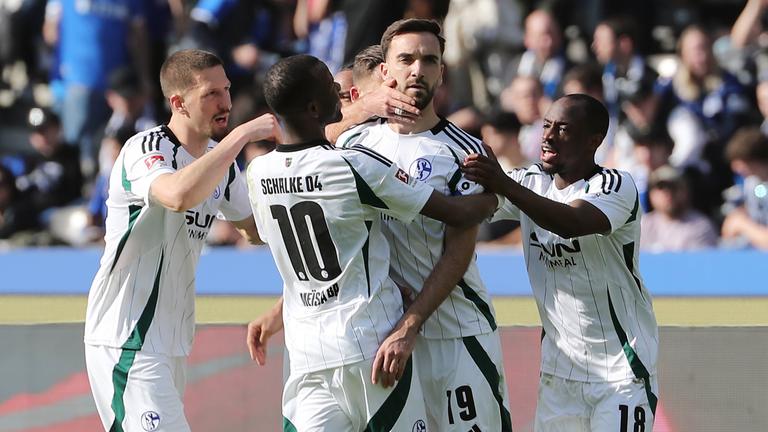 Schalkes Spieler jubeln nach dem 1:2 gegen Hertha am 08.03.2025.