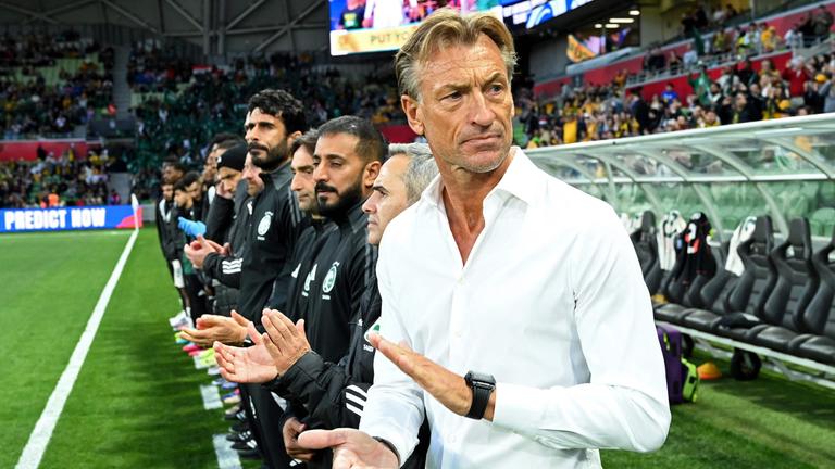 Fußballtrainer Hervé Renard steht am Spielfeldrand und klatscht in die Hände