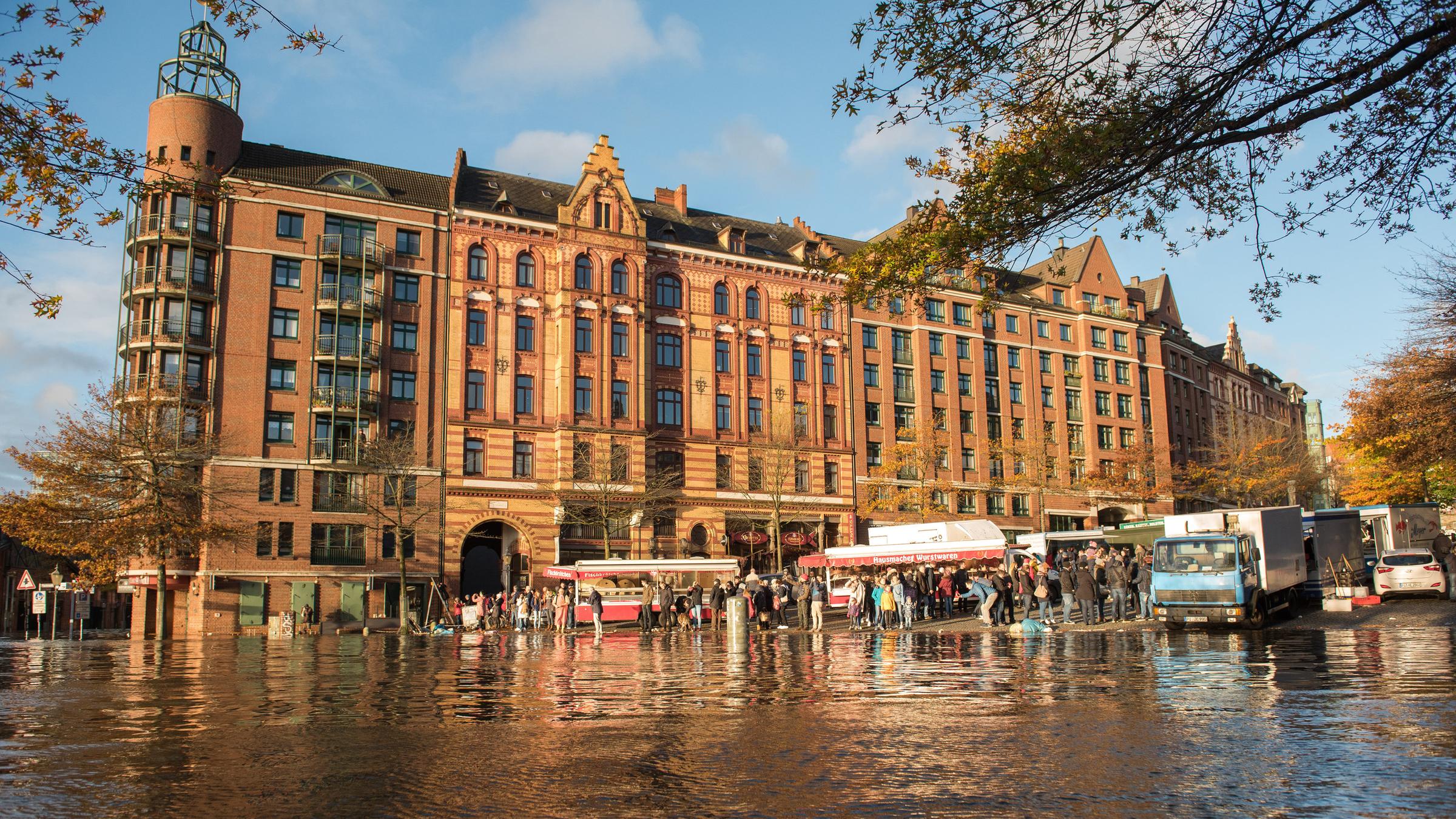 Der Fischmarkt mit der Fischauktionshalle in Hamburg steht unter Wasser